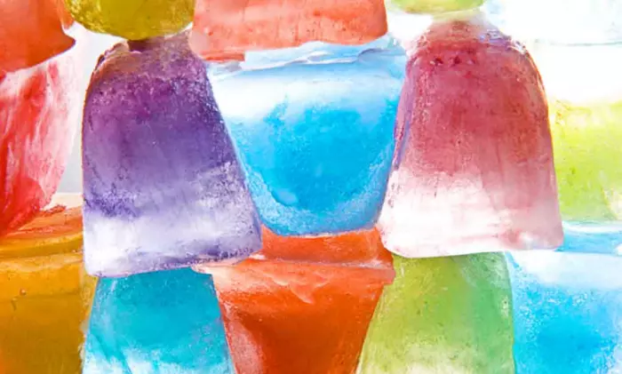 Как быстро изготовить прозрачные и цветные кубики льда своими руками?