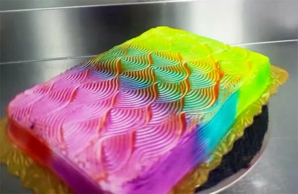 Торт меняет цвет